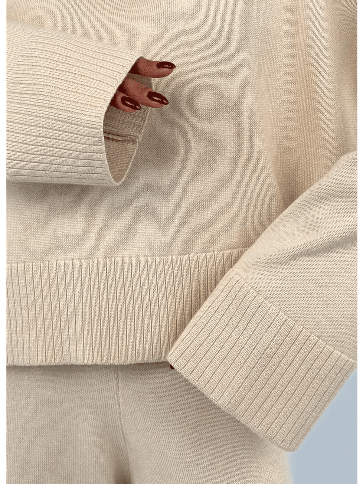 Close-up of the Eterna Sweater from Lauven, showcasing the light beige oversized knit texture and ribbed details.