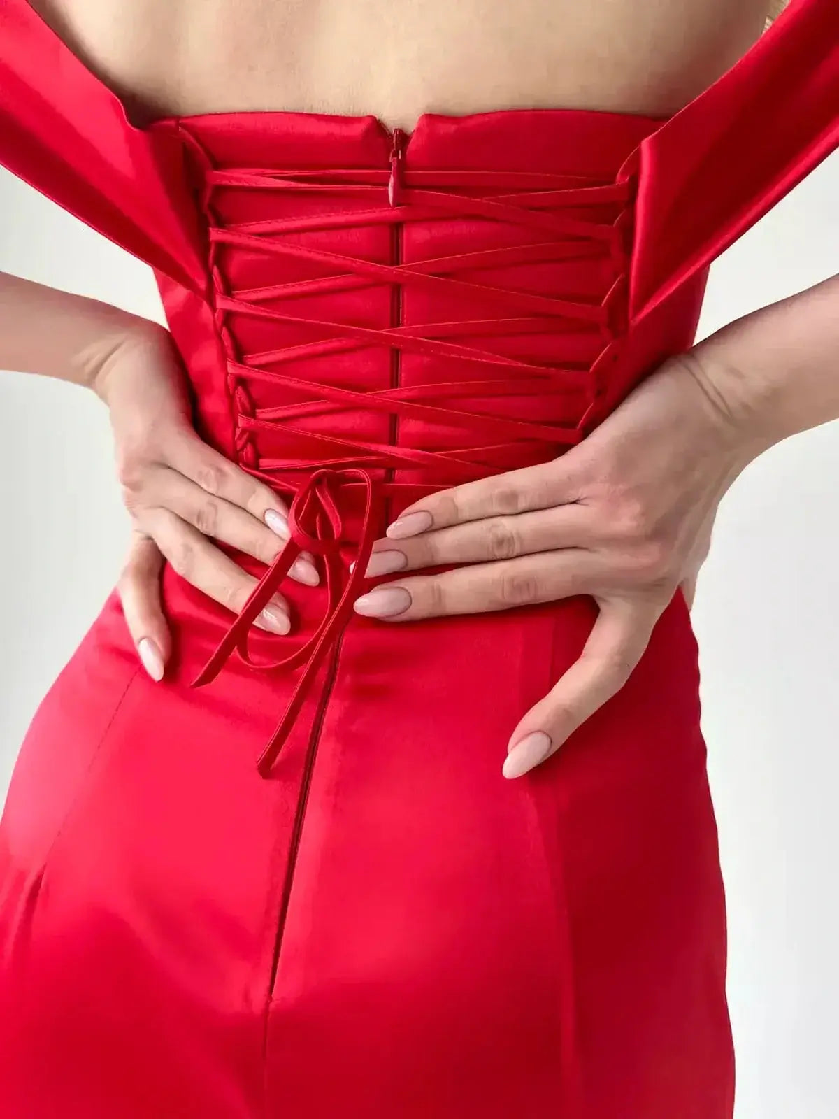 Close-up of the corset back lacing on the Maxi Dress Scarlet Muse in luxe satin, showcasing its stylish design.