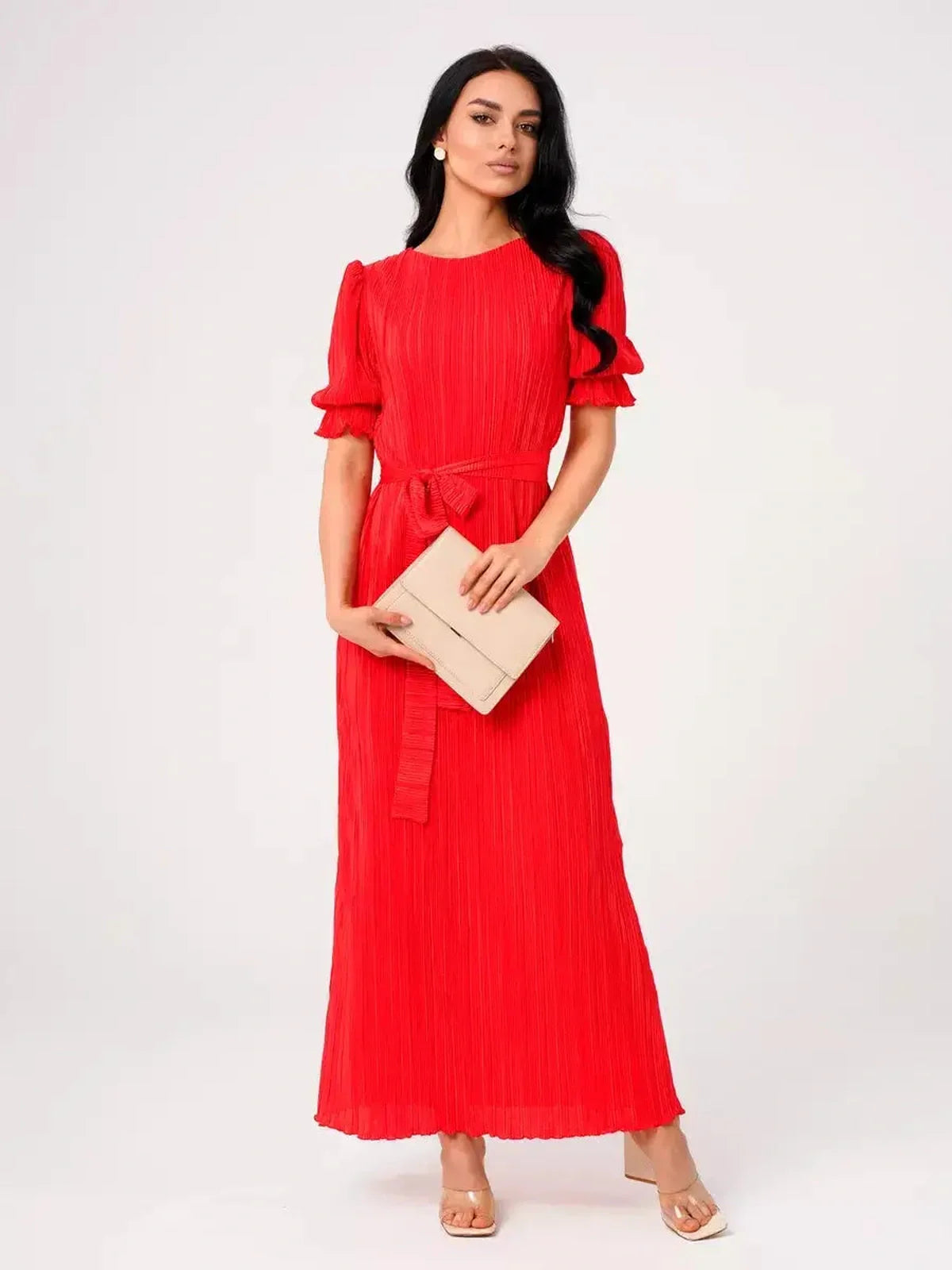 Maxi Dress Solaria in vibrant red, featuring pleated fabric, puff sleeves, and a belted waist, perfect for summer events.
