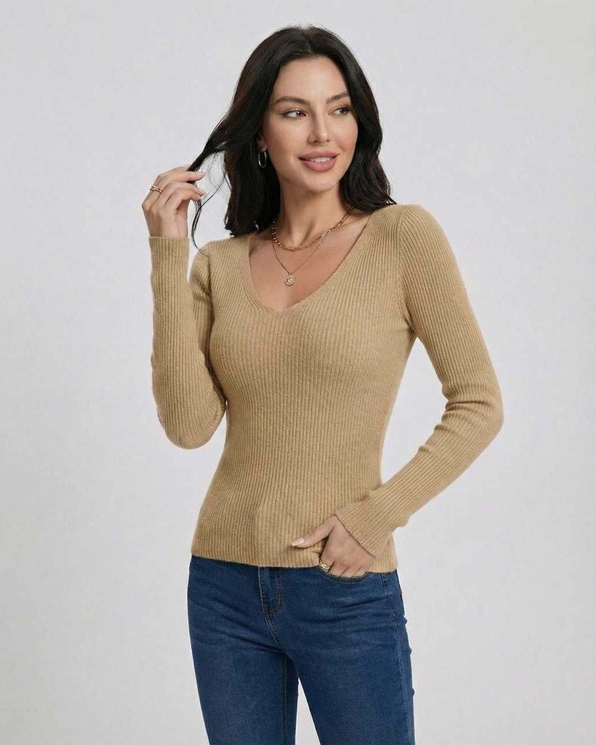 Lauven Sahara Pullover women’s V-neck sweater in beige, slim fit, long sleeves, perfect for casual and workwear styles.