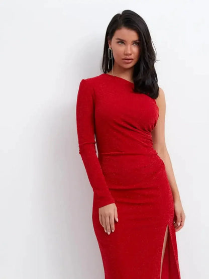 Maxi Dress Radiance Curve in red, featuring a one-shoulder design, shimmering fabric, and thigh-high slit.