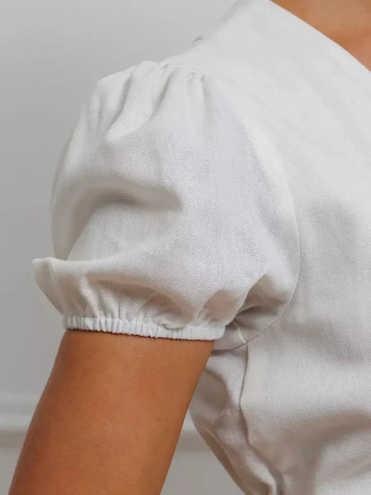 Close-up of puff sleeve detail on the Maxi Dress Pearl Whisper, showcasing soft fabric and elegant design.