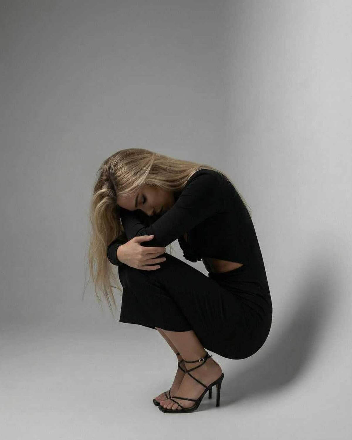 Elara Midi Dress by Lauven – Stylish black sheath dress with a modern silhouette and elegant detail.
