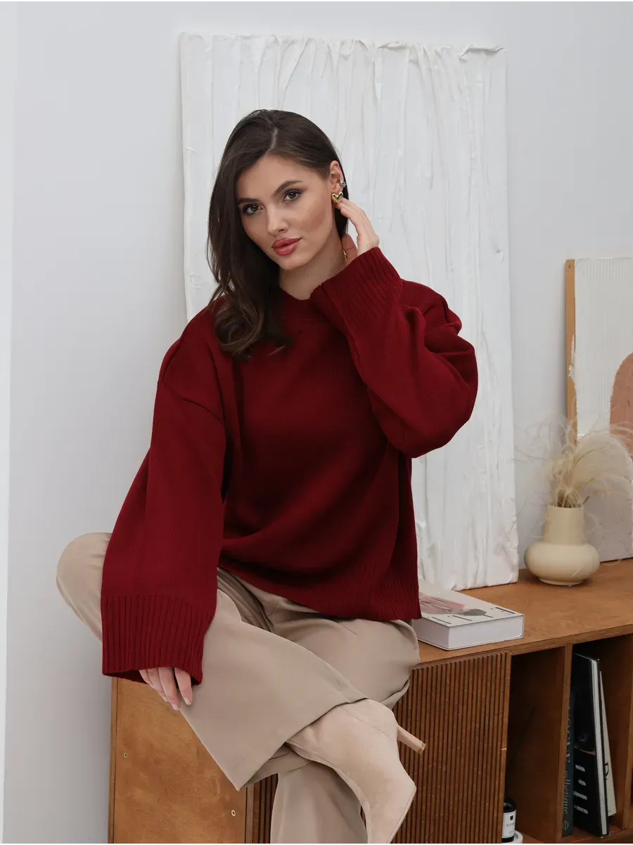 Valora Sweater in burgundy red by Lauven, oversized knit showcasing modern style and comfort.