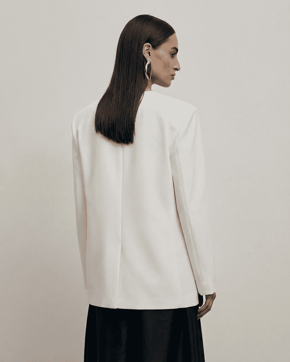 Alba Blazer by Lauven, showcasing a fitted single-breasted design and elegant tailored silhouette.