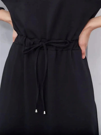 Close-up of the cinched waist detail on the black Maxi Dress Eclipse, showcasing urban elegance and comfort.