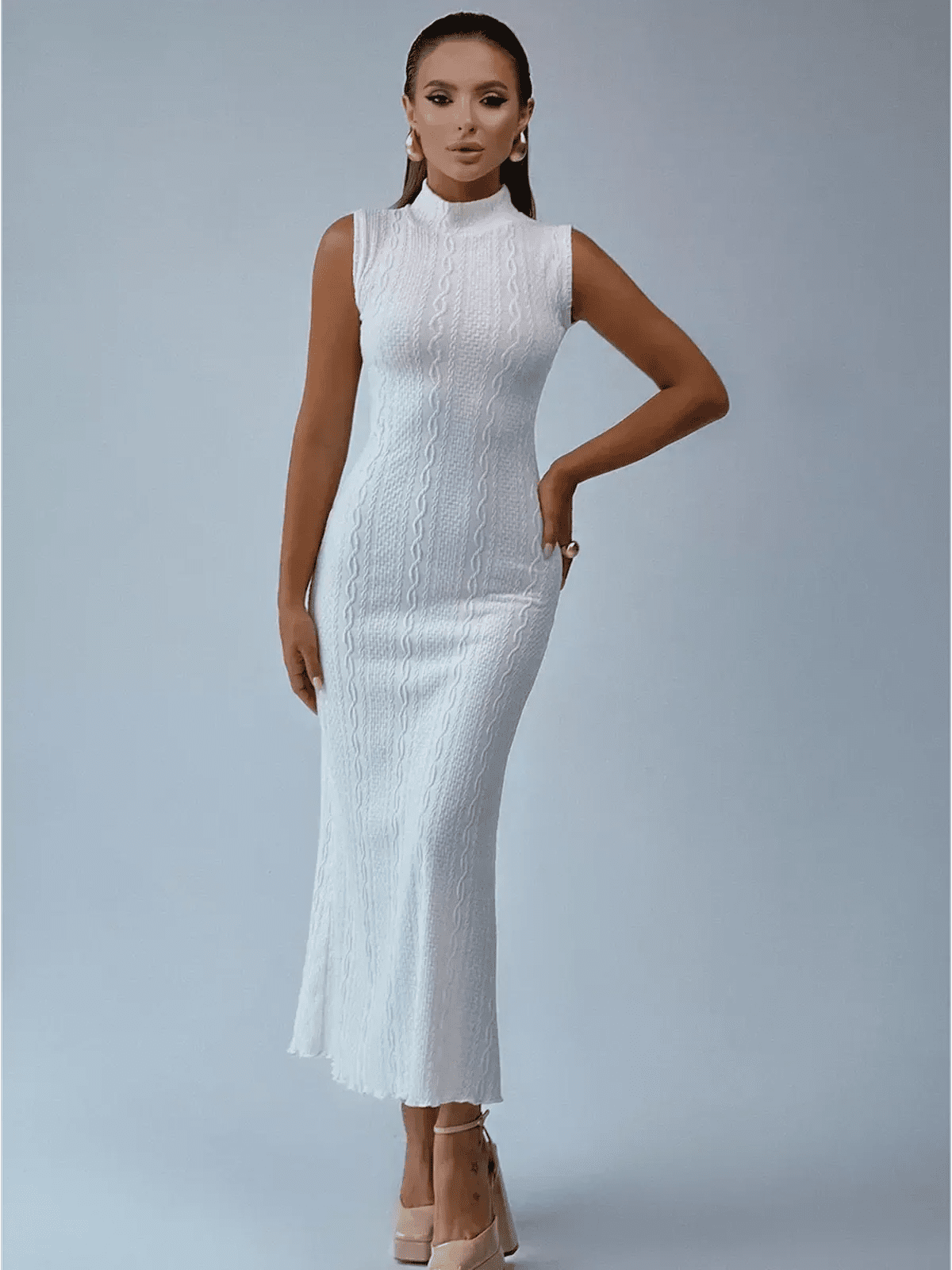 Maxi Dress Élan Sculpté in white jacquard knit, showcasing a sleeveless design with a high collar for elegant summer style.