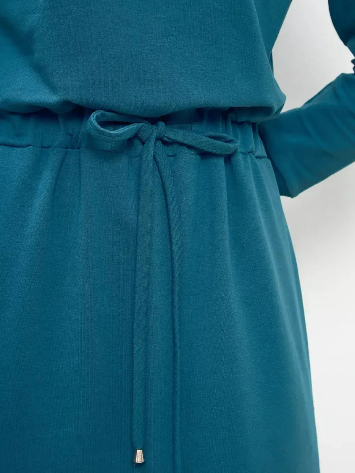 Close-up of the cinched waist of the Maxi Dress Evergreen Ease in a rich forest green, showcasing elegant comfort.