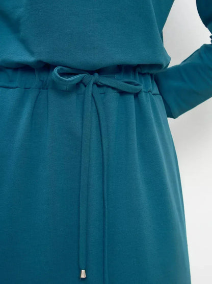 Close-up of the cinched waist of the Maxi Dress Evergreen Ease in a rich forest green, showcasing elegant comfort.