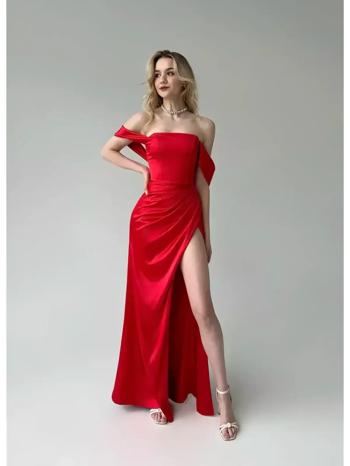 Maxi Dress Scarlet Muse in luxurious red satin featuring off-shoulder design and high leg slit.