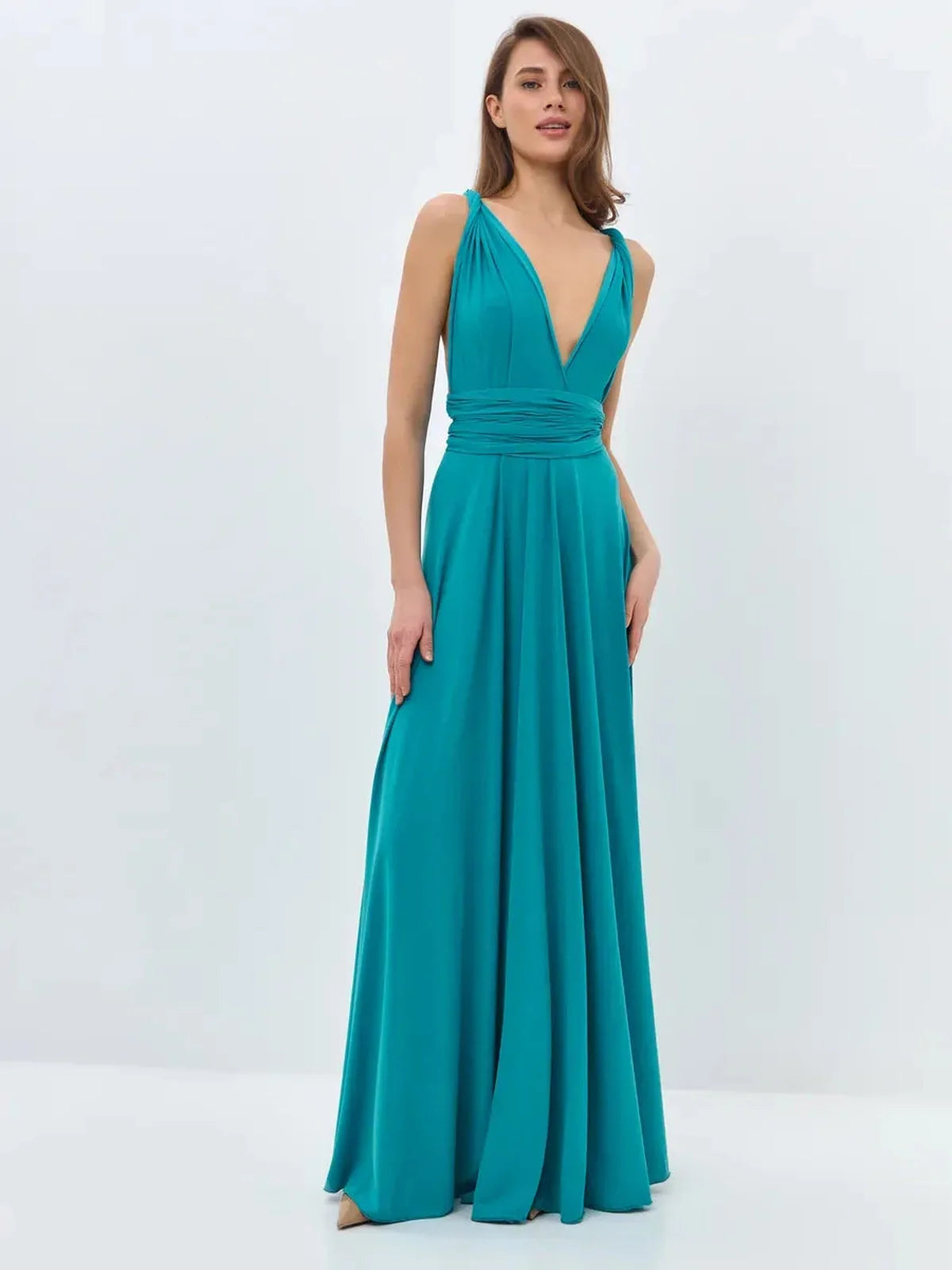 Maxi Dress Serenity Flow in mint green, featuring a V-neckline and flowing silhouette, perfect for summer events.