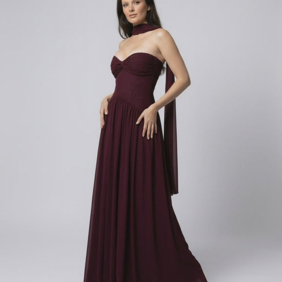 Valencia Maxi Dress – Elegant burgundy strapless dress by Lauven with flowing skirt and refined silhouette.