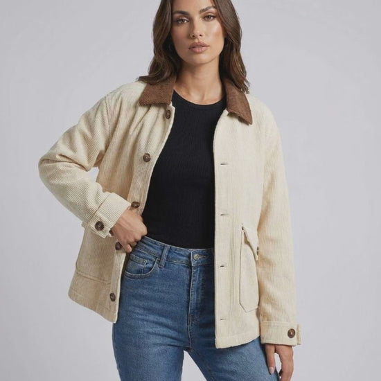 Sienna Jacket by Lauven – Women’s oversized jacket in cream with contrast collar, perfect for casual fall style.