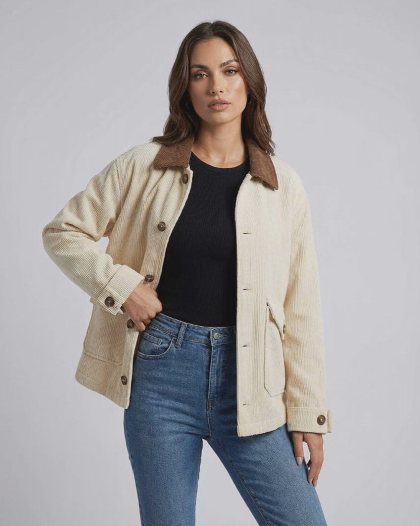 Sienna Jacket by Lauven – Women’s oversized jacket in cream with contrast collar, perfect for casual fall style.