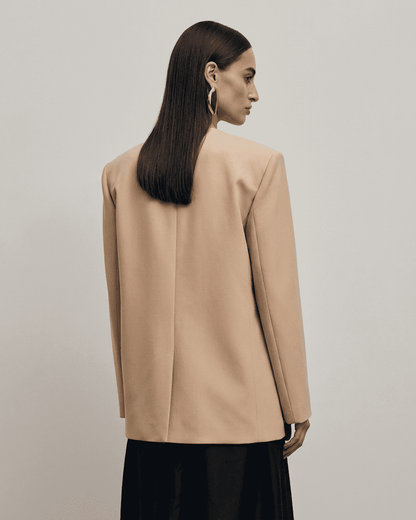 Savona Blazer by Lauven, a fitted beige blazer featuring structured shoulders and a sleek tailored silhouette.