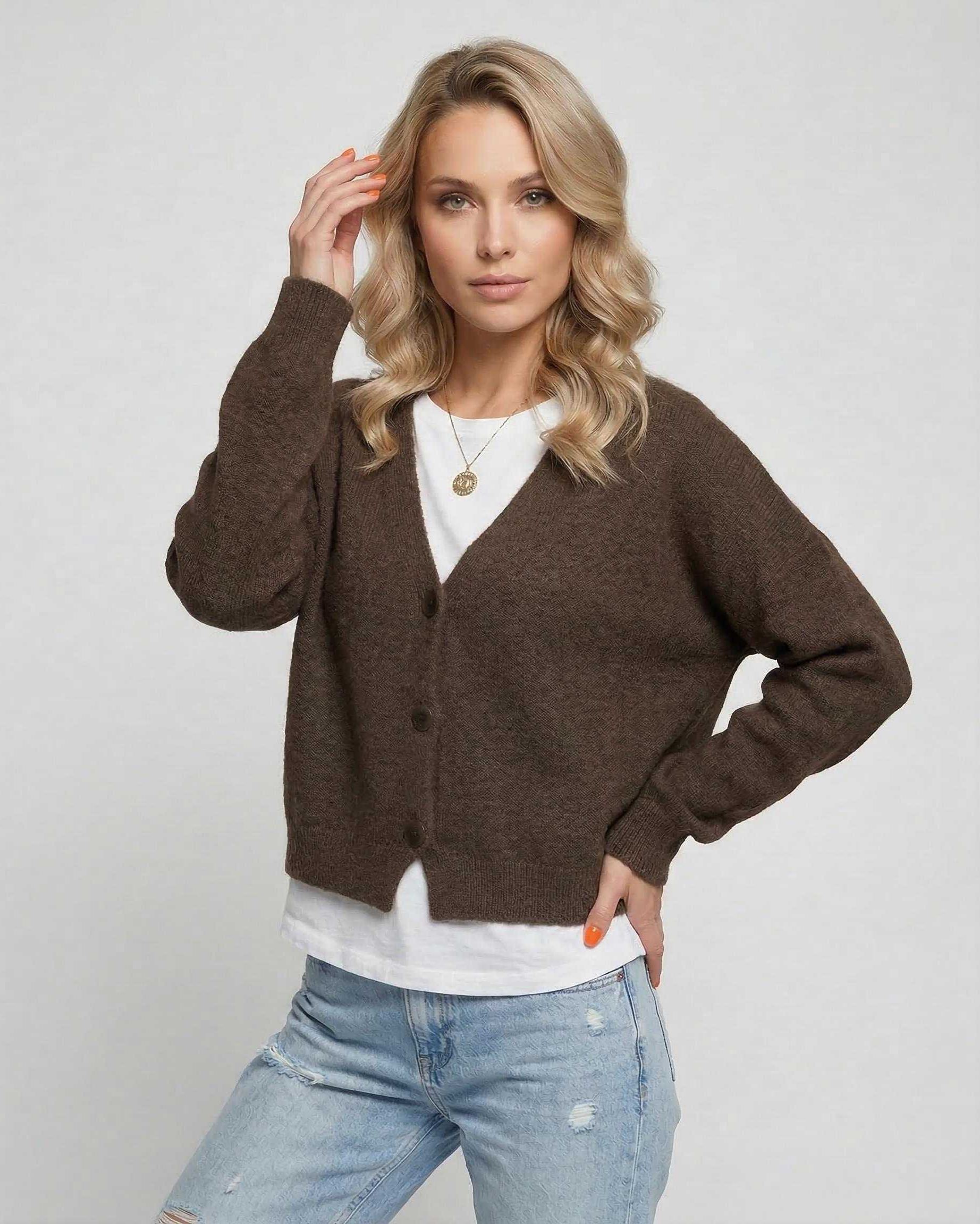 Lauven Terra Cardigan – Elegant brown knitwear with relaxed fit, perfect for casual and refined looks.