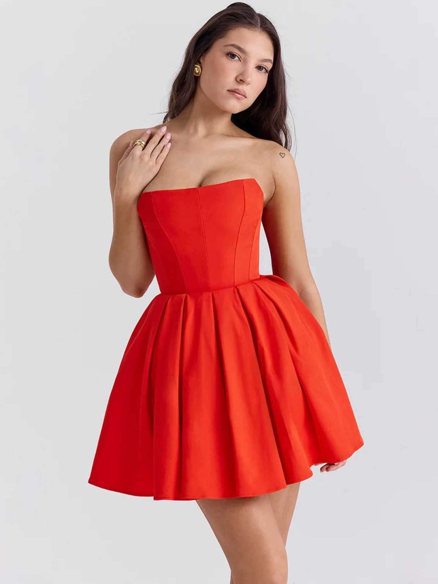 Vibrant red mini dress with a strapless design and voluminous skirt, perfect for summer parties and special occasions.